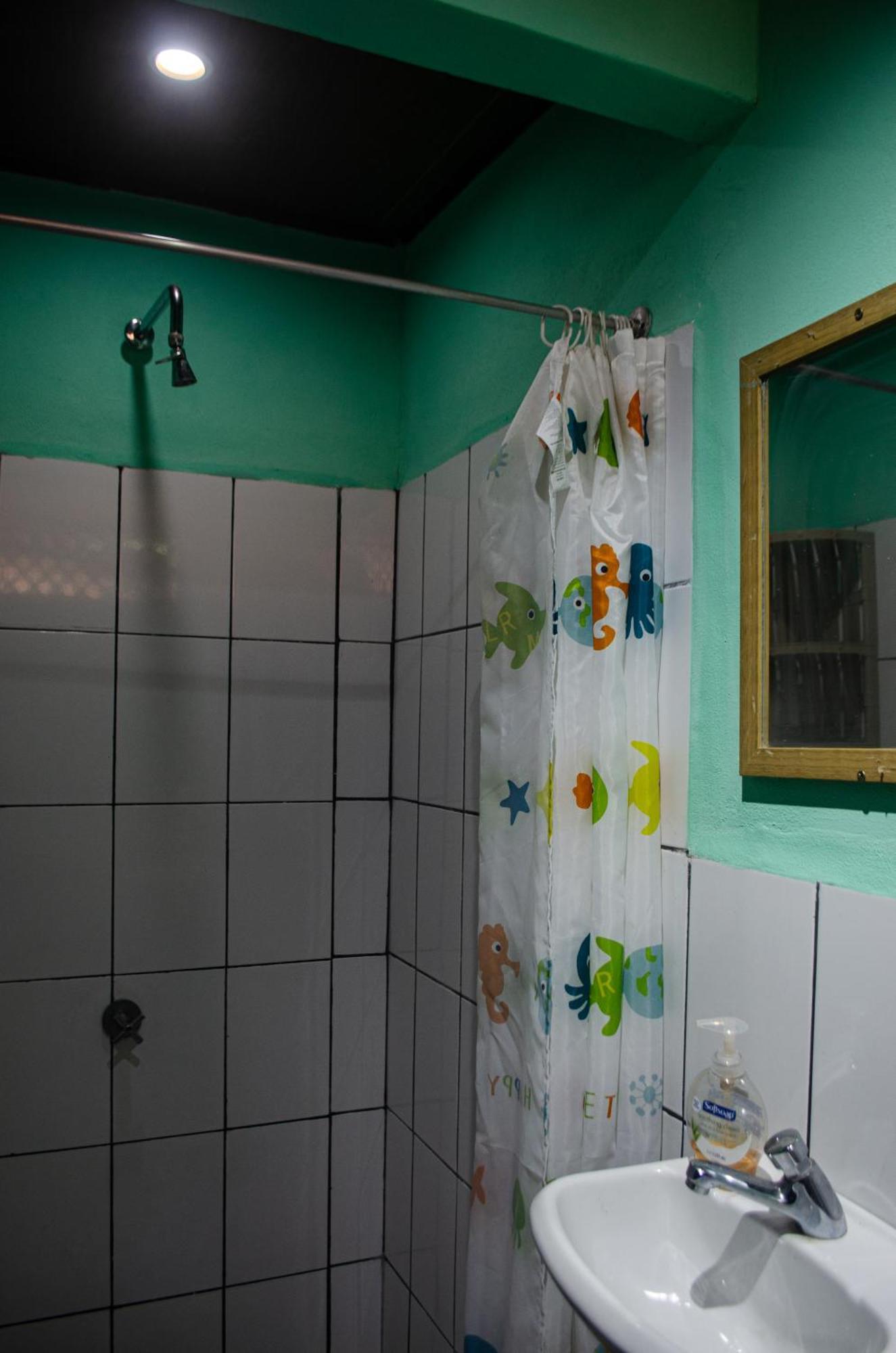 Bed and Breakfast The Jungle Container Quepos Esterno foto