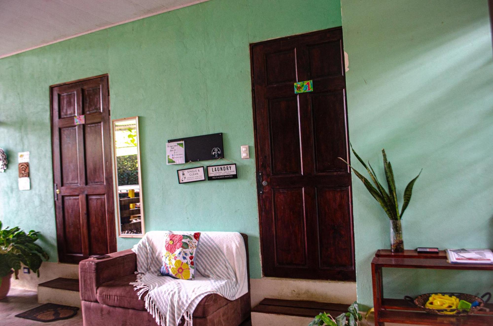 Bed and Breakfast The Jungle Container Quepos Esterno foto