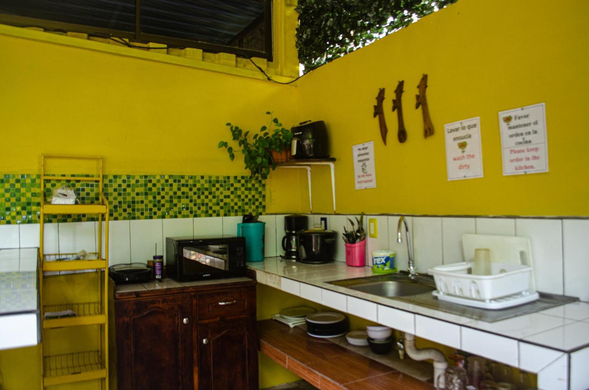 Bed and Breakfast The Jungle Container Quepos Esterno foto