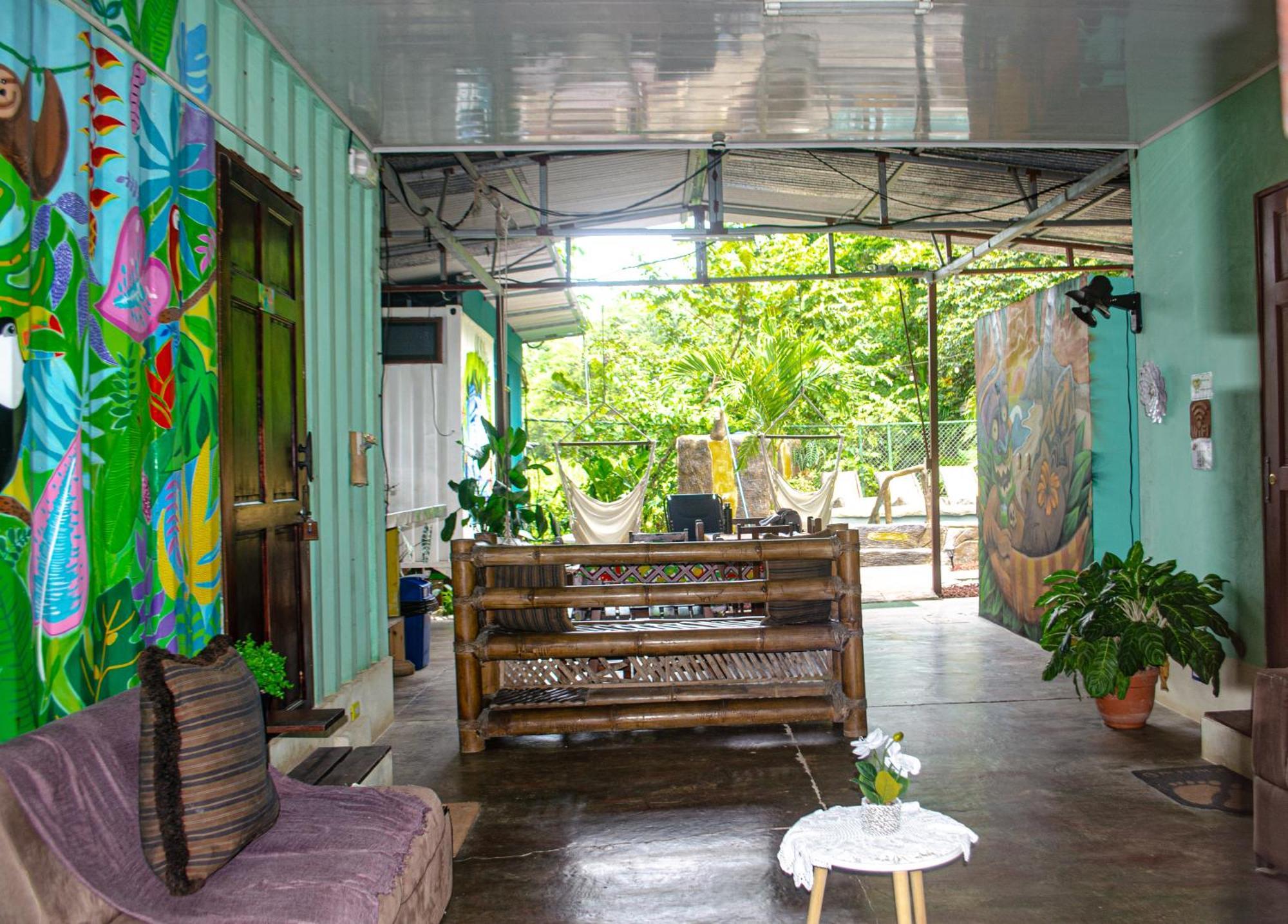 Bed and Breakfast The Jungle Container Quepos Esterno foto