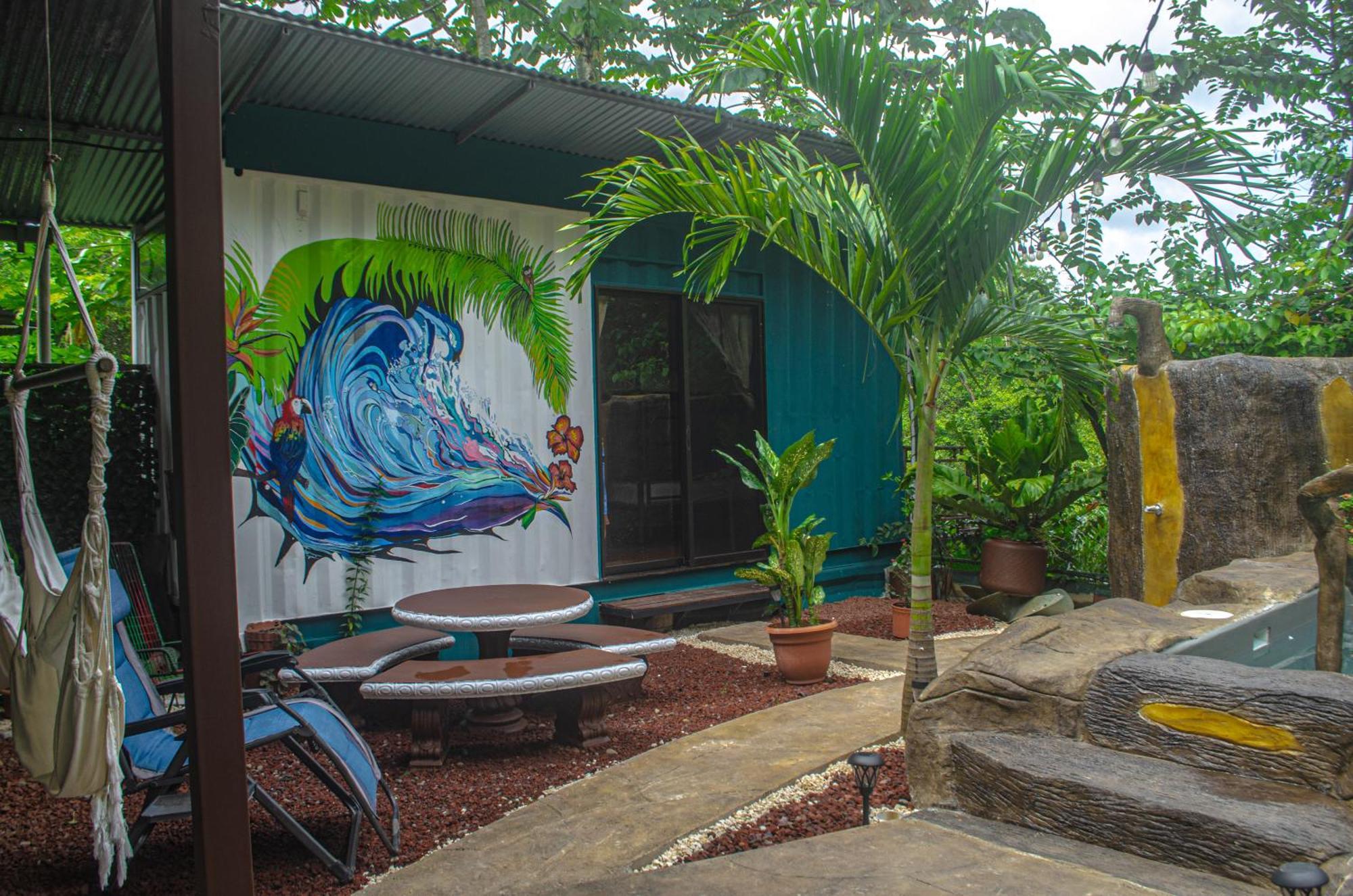 Bed and Breakfast The Jungle Container Quepos Esterno foto