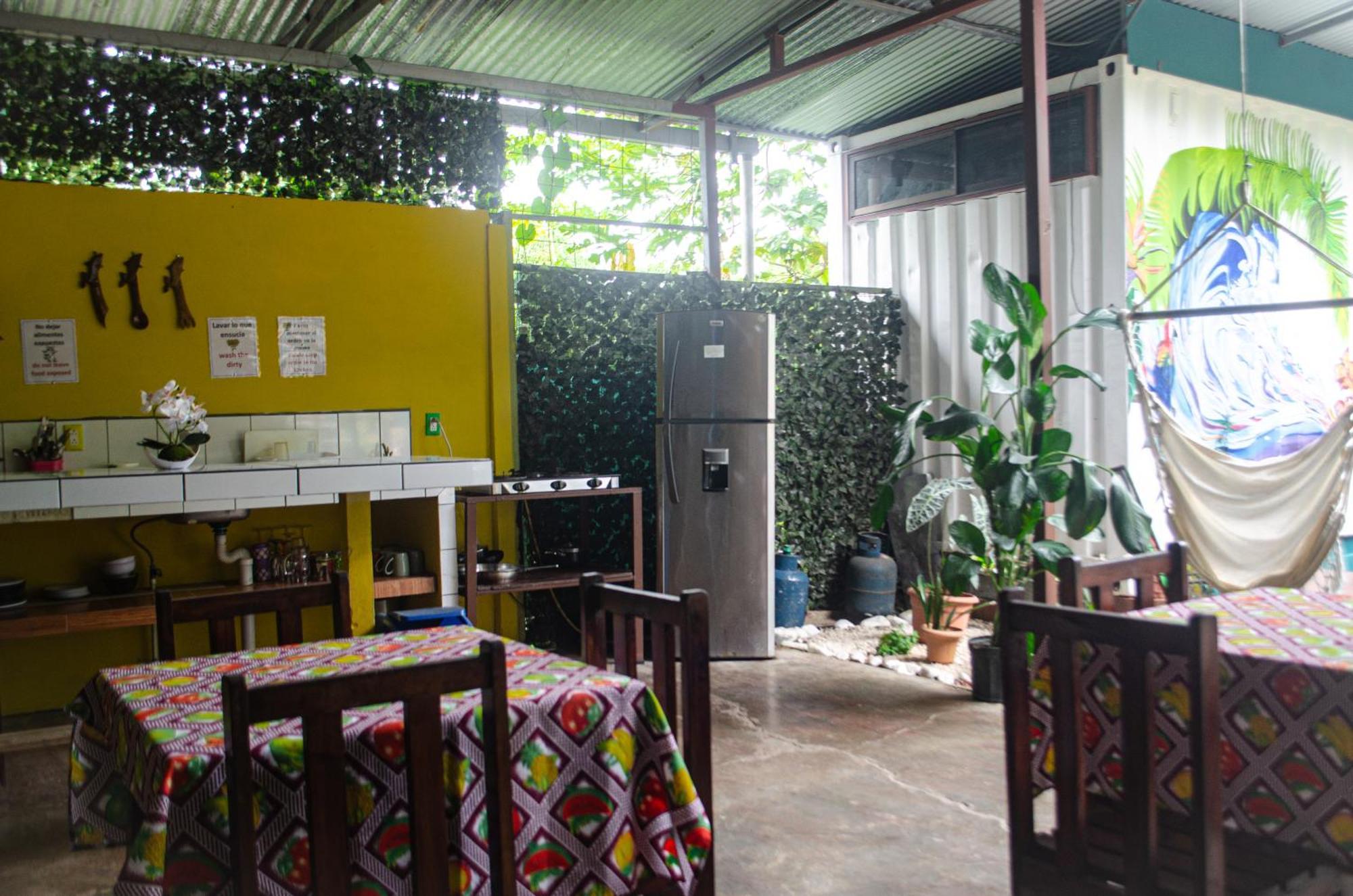 Bed and Breakfast The Jungle Container Quepos Esterno foto
