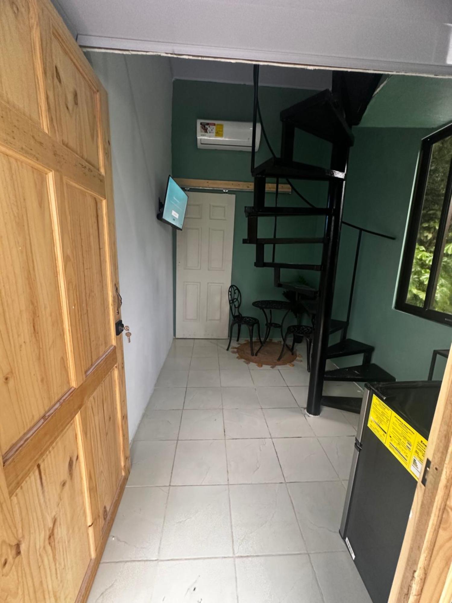Bed and Breakfast The Jungle Container Quepos Esterno foto