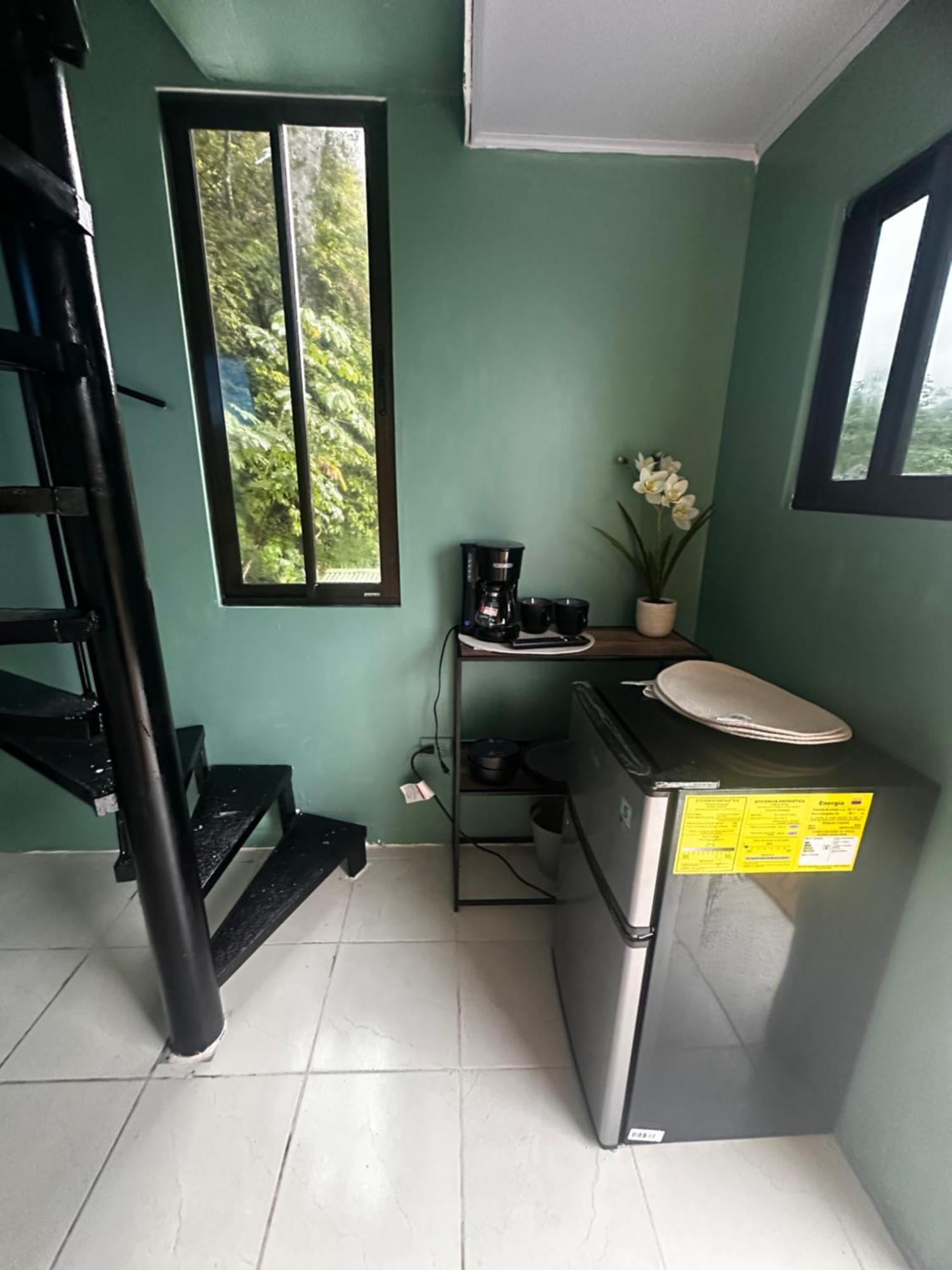 Bed and Breakfast The Jungle Container Quepos Esterno foto