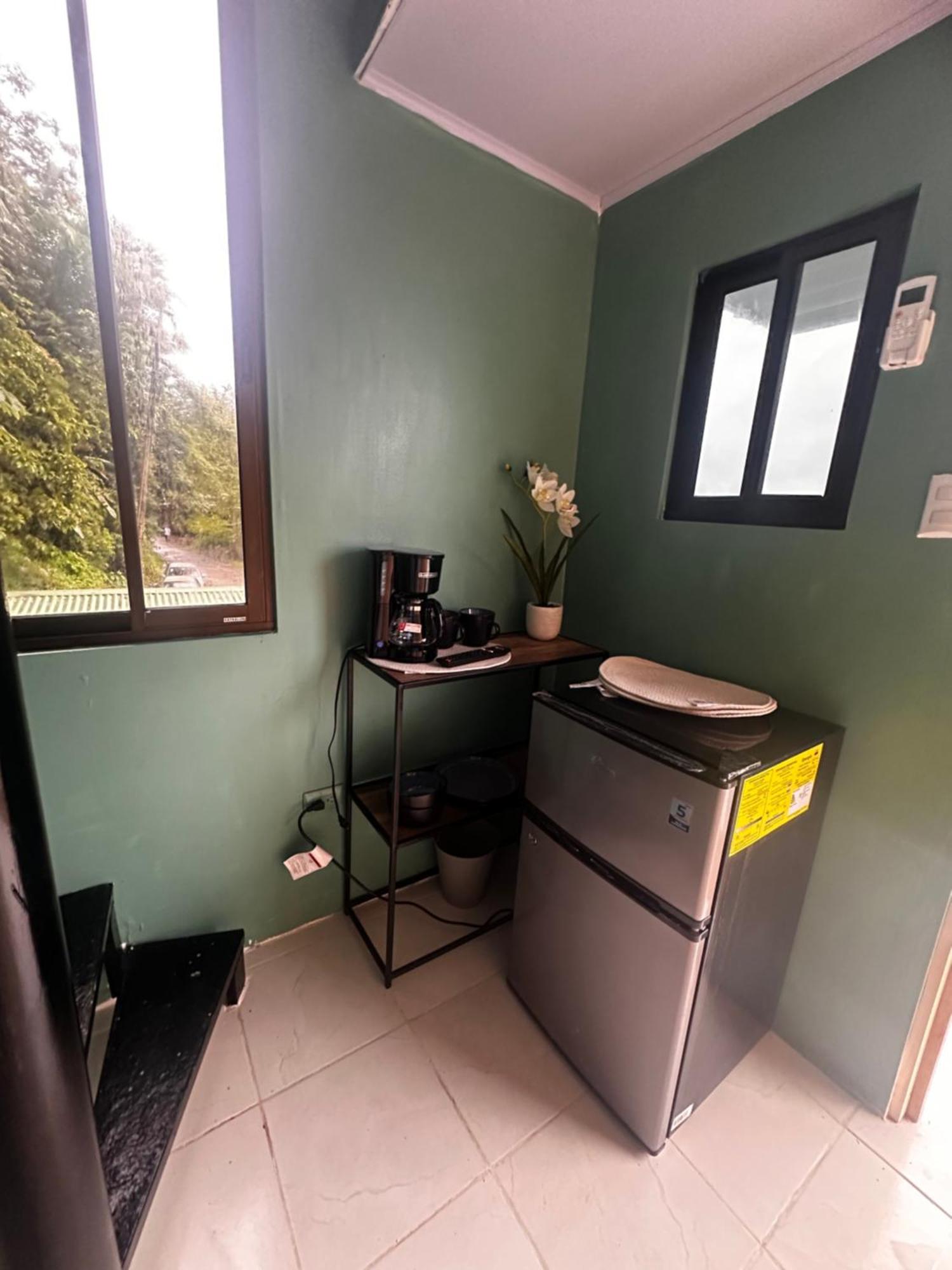 Bed and Breakfast The Jungle Container Quepos Esterno foto